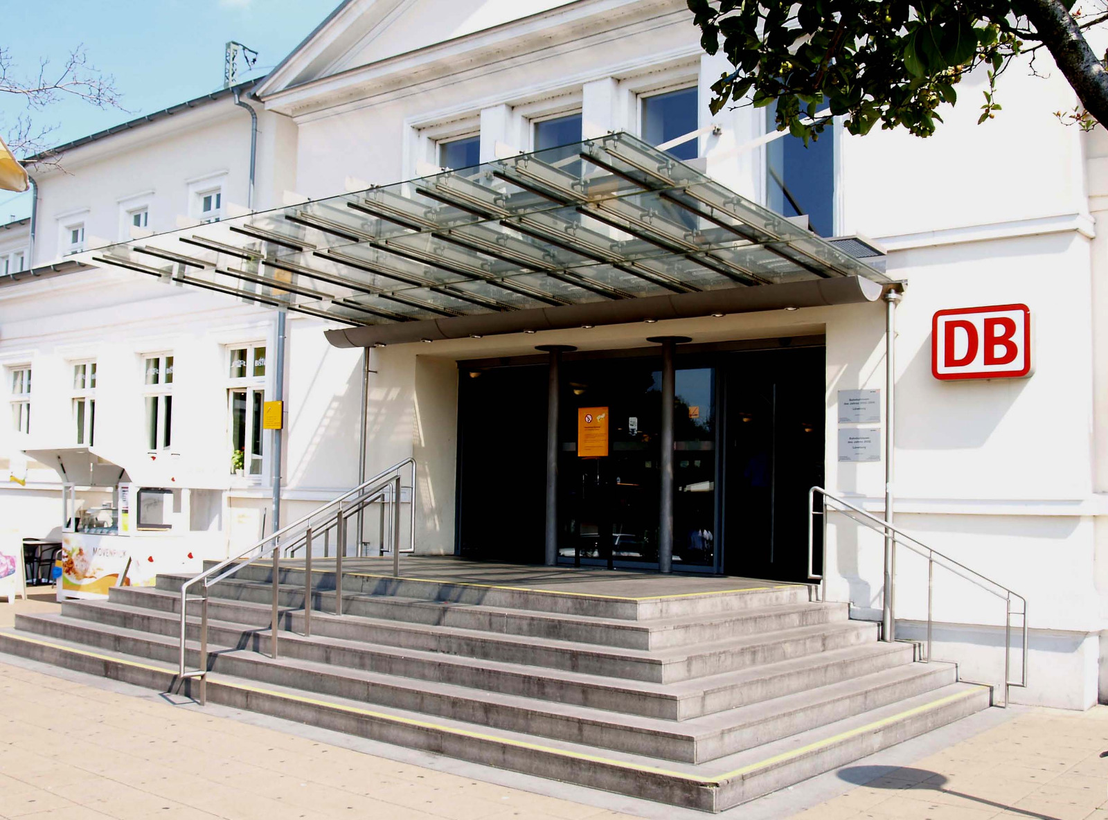 Bahnhof mit Glasvordach auf Stahlkonstruktion