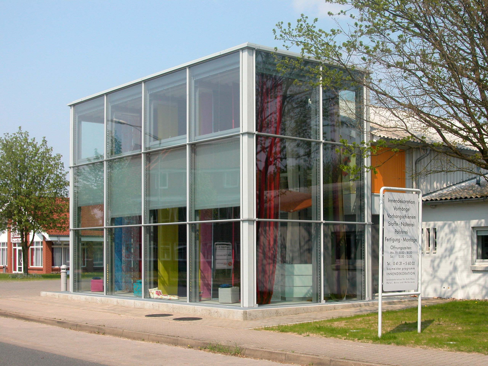 Gewerbe-Fassade aus Glas und Edelstahl