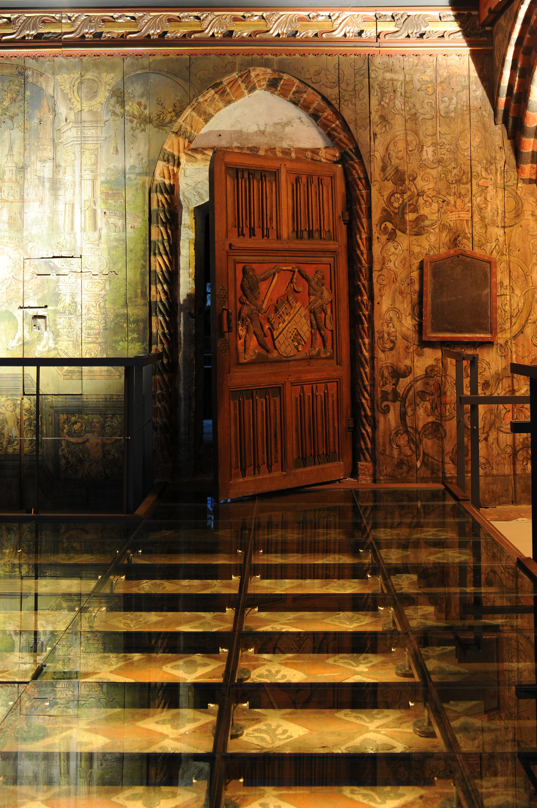 Historische Wappentür mit Stahl-Glassteg