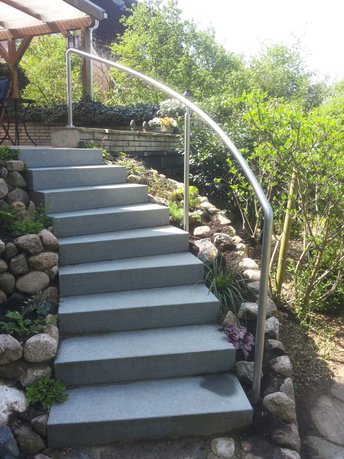 Außentreppe aus Beton mit Edelstahl-Handlauf
