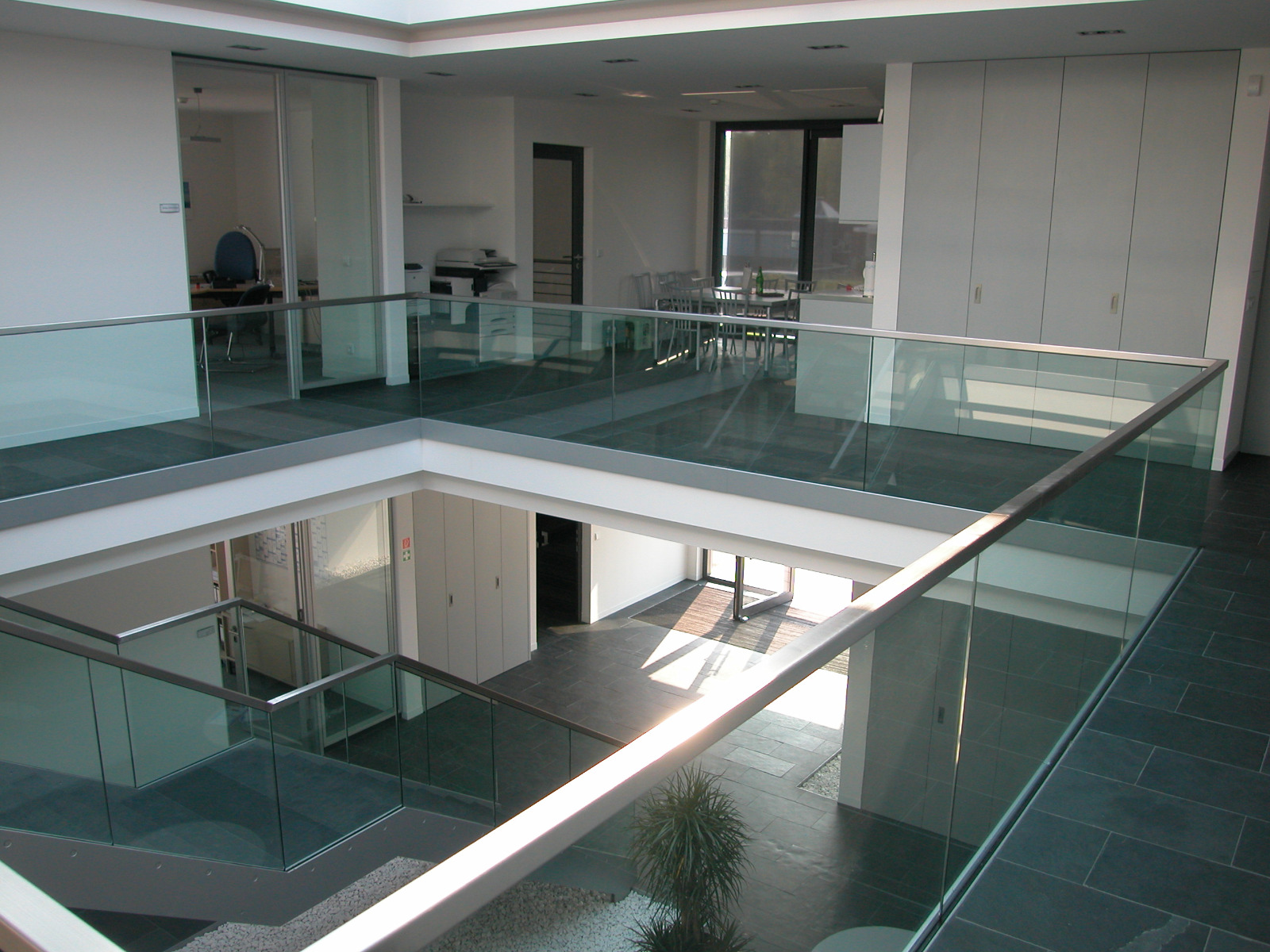 Moderne Edelstahl-Treppe mit Glasgeländer